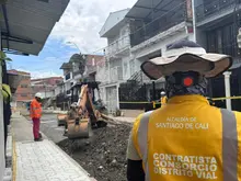 Recuperación de vías en la Comuna 7 avanzan a toda máquina gracias al liderazgo del alcalde Alejandro Eder 