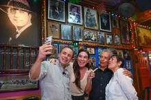 Un pastel para la historia: Alejandro Eder y la gestora social le cantaron el cumpleaños a La Matraca en sus 61 años 