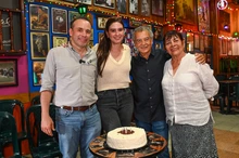 Un pastel para la historia: Alejandro Eder y la gestora social le cantaron el cumpleaños a La Matraca en sus 61 años 