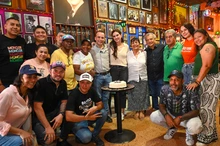 Un pastel para la historia: Alejandro Eder y la gestora social le cantaron el cumpleaños a La Matraca en sus 61 años 