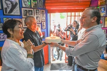 Un pastel para la historia: Alejandro Eder y la gestora social le cantaron el cumpleaños a La Matraca en sus 61 años 