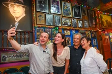 Un pastel para la historia: Alejandro Eder y la gestora social le cantaron el cumpleaños a La Matraca en sus 61 años 