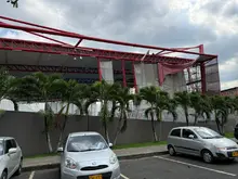 Inició el cambio de la lona deteriorada en el Coliseo ‘Miguel Calero’: Alcaldía de Cali hace cumplir la póliza 