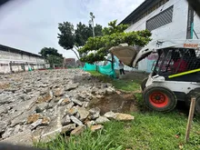 Avanza la reestructuración total de cancha múltiple en el barrio Poblado 2