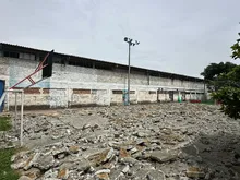 Avanza la reestructuración total de cancha múltiple en el barrio Poblado 2