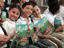Docentes y estudiantes lideran la transformación lectora en la carpa de la Secretaría de Educación en la Feria Internacional del Libro de Cali – 2025