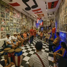 El legado: tres generaciones que mantienen viva la historia del barrio Obrero en el Museo de la Salsa
