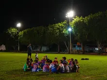 De la oscuridad al deporte: Alcaldía recupera cancha de San Carlos y avanza en la modernización del alumbrado público