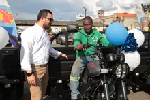 Cali fortalece el reciclaje con la entrega de siete nuevos moto-cargueros a organizaciones de recicladores de oficio