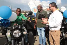 Cali fortalece el reciclaje con la entrega de siete nuevos moto-cargueros a organizaciones de recicladores de oficio