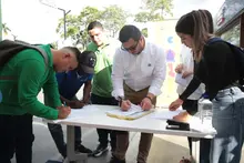Cali fortalece el reciclaje con la entrega de siete nuevos moto-cargueros a organizaciones de recicladores de oficio