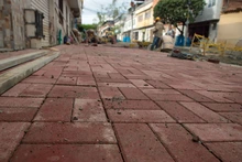 Inició la instalación de adoquines en el barrio Obrero para dar paso al primer recorrido patrimonial de la salsa