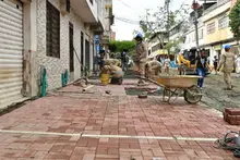 Inició la instalación de adoquines en el barrio Obrero para dar paso al primer recorrido patrimonial de la salsa