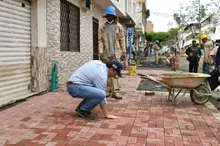Inició la instalación de adoquines en el barrio Obrero para dar paso al primer recorrido patrimonial de la salsa
