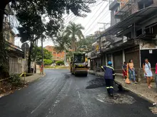 Vías de acceso al hospital Mario Correa Rengifo salen del abandono gracias a obras de pavimentación de la alcaldía Eder