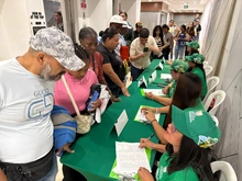 Alcaldía de Cali firma compromiso con vendedores informales para el cuidado del ‘Alumbrado Navideño de 2025’