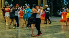 Cerca de 120 parejas de baile aficionado compitieron por un lugar en el Salsódromo 2025, el corazón salsero de la Feria de Cali