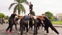 1.400 bailarines llenaron de ritmo y alegría la calle 25 en el primer gran ensayo del Salsódromo 2025