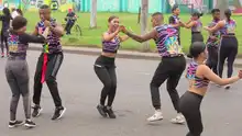 1.400 bailarines llenaron de ritmo y alegría la calle 25 en el primer gran ensayo del Salsódromo 2025