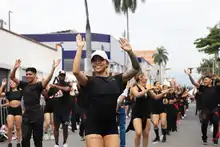 Escuelas de baile alegran el corredor de la Calle 25 durante los ensayos del Salsódromo