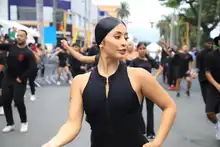 Escuelas de baile alegran el corredor de la Calle 25 durante los ensayos del Salsódromo