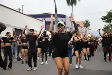 Escuelas de baile alegran el corredor de la Calle 25 durante los ensayos del Salsódromo