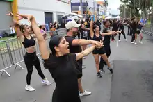 Escuelas de baile alegran el corredor de la Calle 25 durante los ensayos del Salsódromo