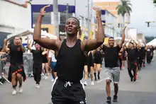 Escuelas de baile alegran el corredor de la Calle 25 durante los ensayos del Salsódromo