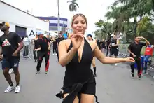 Escuelas de baile alegran el corredor de la Calle 25 durante los ensayos del Salsódromo