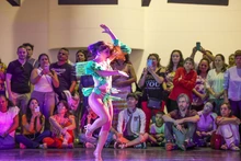 El Teatro Municipal celebró sus 98 años con una innovadora experiencia inmersiva de ‘Teatro Vivo’