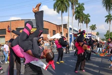 Salsódromo: últimos ensayos en la Calle 25 para el gran desfile inaugural de la Feria 68 en la Autopista Suroriental