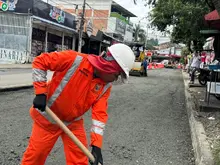 Alcaldía Eder le cumple al barrio Meléndez y pavimenta más medio kilómetro de la carrera 94 