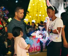 ‘La sucursal de la Navidad’ sigue brillando: Alcaldía de Cali respalda a vendedores informales y artistas en el alumbrado