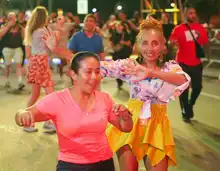 2200 bailarines en escena, se distribuirán en cinco alas, para homenajear al barrio en el Salsódromo 2025 