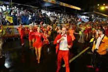 Ni la lluvia detuvo a los bailarines caleños: brillo y resiliencia en la Autopista Suroriental