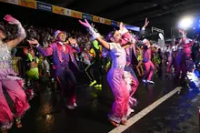 Ni la lluvia detuvo a los bailarines caleños: brillo y resiliencia en la Autopista Suroriental