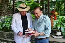 Embajador John McNamara recorre el Barrio Obrero y conoce la apuesta de Cali por la cultura y la renovación urbana
