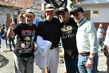 Embajador John McNamara recorre el Barrio Obrero y conoce la apuesta de Cali por la cultura y la renovación urbana