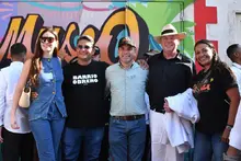 Embajador John McNamara recorre el Barrio Obrero y conoce la apuesta de Cali por la cultura y la renovación urbana
