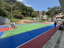 La comunidad educativa de la sede Antonia Santos ya disfruta de una nueva placa deportiva