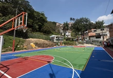 La comunidad educativa de la sede Antonia Santos ya disfruta de una nueva placa deportiva