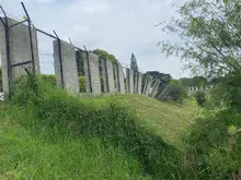 Alcaldía de Cali monitorea y articula plan de acción sobre muro de cerramiento en la Estación de Bombeo de Floralia