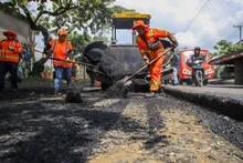 Gracias a los trabajadores oficiales, cerca de 1500 metros están siendo recuperados en la Avenida Ciudad de Cali