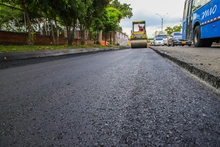 Gracias a los trabajadores oficiales, cerca de 1500 metros están siendo recuperados en la Avenida Ciudad de Cali