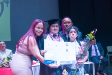 Mujeres cuidadoras de las comunas 15 y 20 podrán culminar su bachillerato: inscripciones abiertas