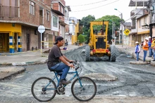 Menos polvo, menos accidentes y mejores vías en la comuna 8; avanza la recuperación de 16 tramos viales