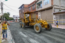 Menos polvo, menos accidentes y mejores vías en la comuna 8; avanza la recuperación de 16 tramos viales