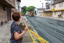 Menos polvo, menos accidentes y mejores vías en la comuna 8; avanza la recuperación de 16 tramos viales