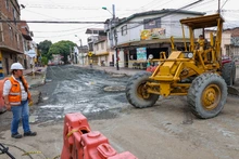 Menos polvo, menos accidentes y mejores vías en la comuna 8; avanza la recuperación de 16 tramos viales