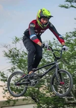 El ‘Juanes’ del barrio El Poblado ganó dos oros en el campeonato nacional y pedalea firme hacia el Mundial de BMX en Australia